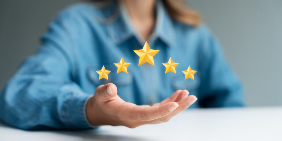 Female customer rates product and service satisfaction with a 5-star rating, expressing great satisfaction.