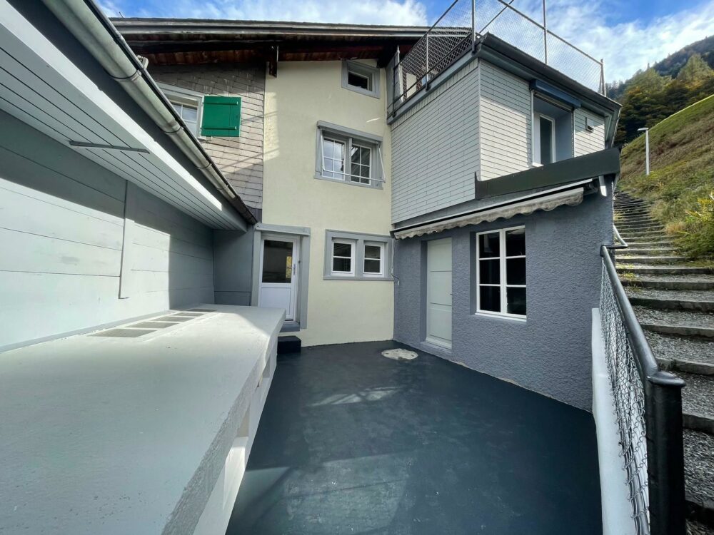 Grande terrasse, pièce annexe à droite sur la photo, buanderie séparée