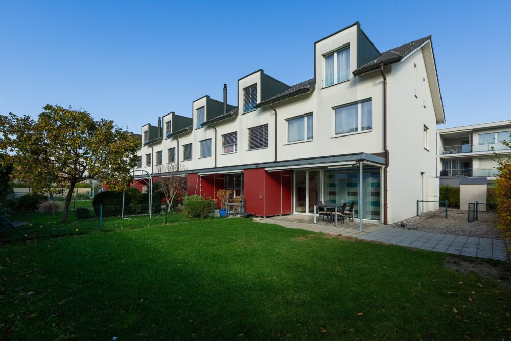 Mit Garten-Haus, Aussen-Reduit und viel Platz für vieles