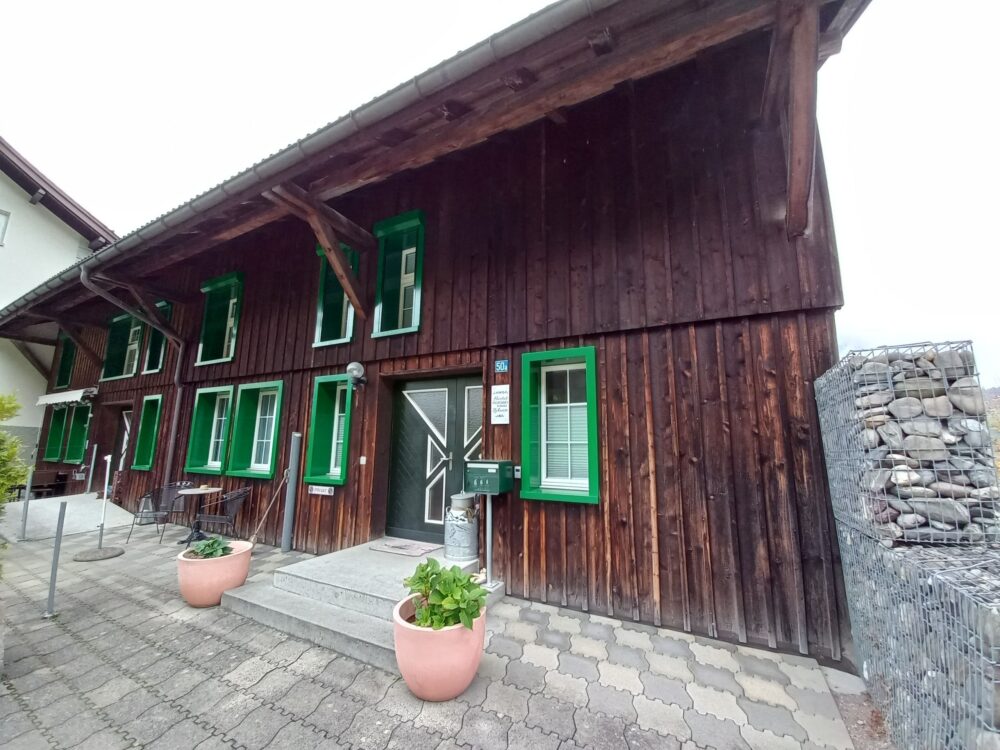 Exklusive Glarnerschalung trifft auf modernes Wohnen