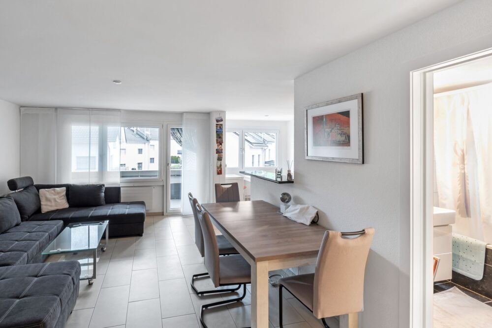 Weitläufiges Wohnzimmer mit direktem Zugang zum Balkon