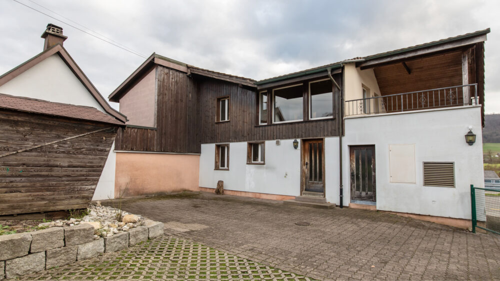 Piazzale con parcheggio