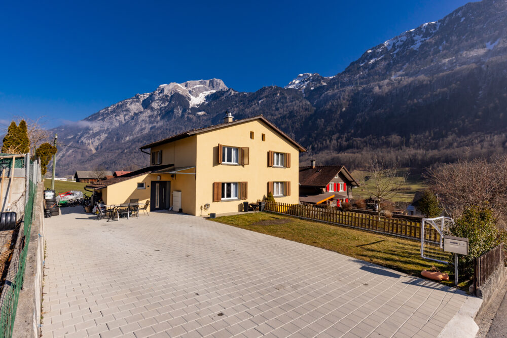 Беспрепятственный вид на возвышенность, солнечное место.