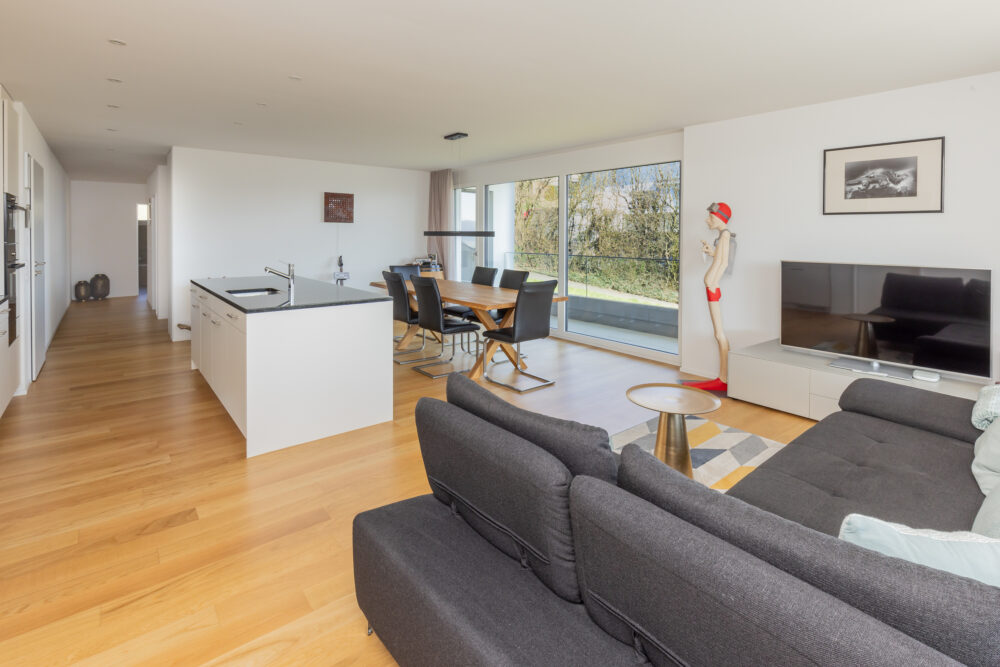 Soggiorno e sala da pranzo a pianta aperta che invita all'intrattenimento