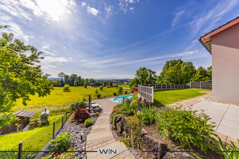 Ein Palast im Himmel: Luxuriöses Anwesen mit Pool und atemberaubender Aussicht