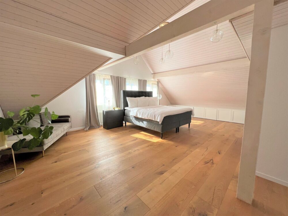 Charismatisch mit Holz-Wärme für Liebhaber
