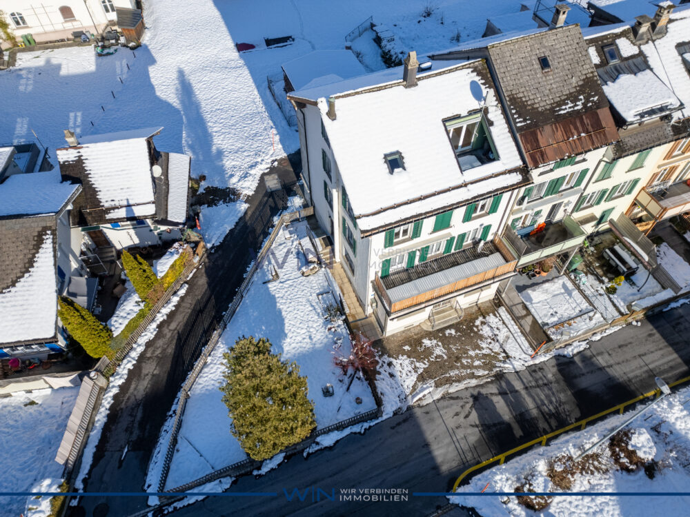 Gross und bezugsbereit